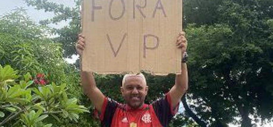 Protesto da torcida do Flamengo na Gávea, veja imagens e vídeos