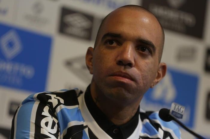 Ex-Grêmio, Diego Tardelli é ameaçado e tem carro apedrejado por torcedores do Santos