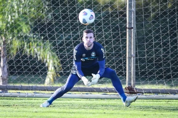 Após 3 meses, Paulo Victor reaparece como titular e ensaia retomada por espaço no Grêmio