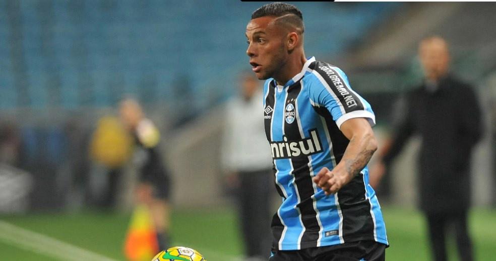 Guilherme, novo reforço do Grêmio, desembarca em Porto Alegre