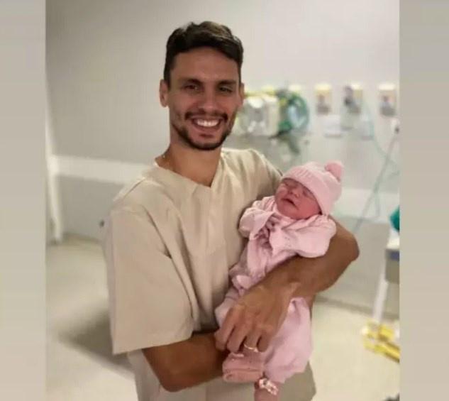 Rodrigo Caio, do Flamengo, celebra nascimento da filha nas redes sociais