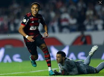 Flamengo pode vender Lázaro ao Almería por 7 milhões de euros