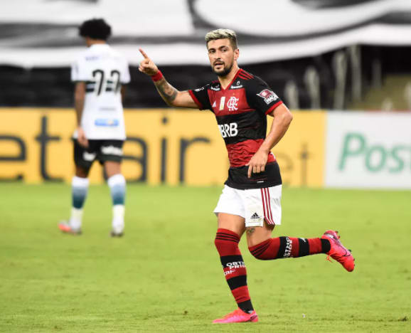 Arrascaeta destaca postura do Flamengo em vitória sobre Coritiba: Melhoramos muito