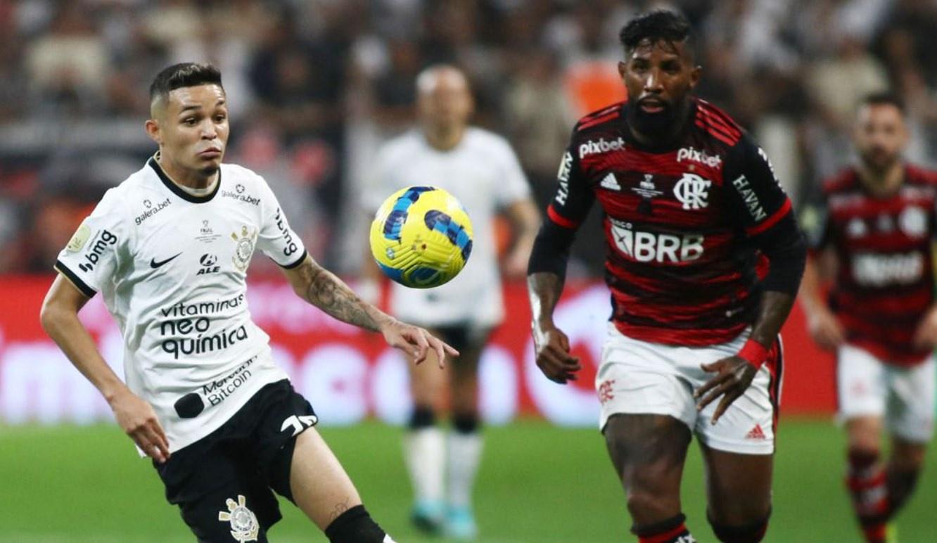 Súmula: árbitro ignora lance de Léo Pereira e relata bomba jogada pela torcida do Flamengo para cima de torcedores do Corinthians