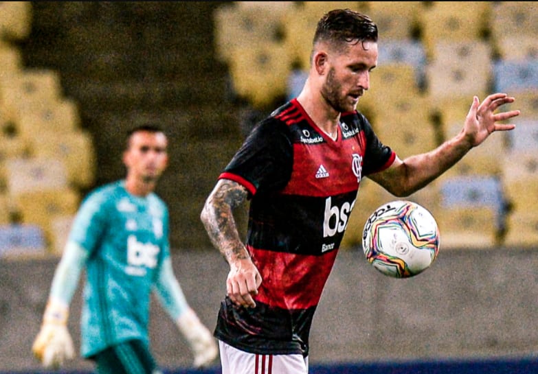 Léo Pereira recebe terceiro cartão amarelo e desfalca o Flamengo diante do Vasco