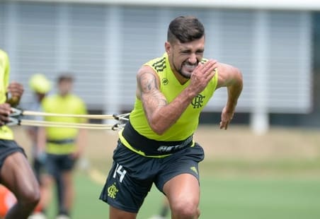 Recuperação de Arrascaeta deve durar de 10 a 14 dias e atacante só retornará ao Flamengo na Copa do Brasil