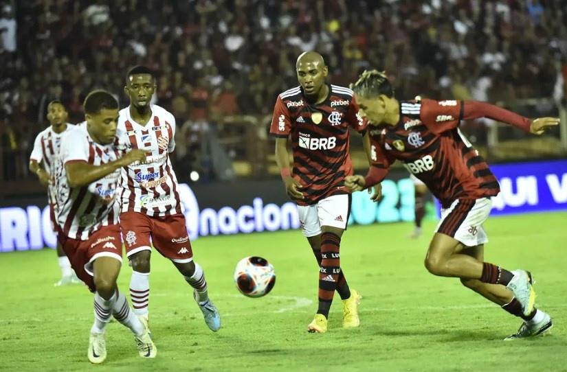 Atuações do Flamengo: Rodrigo Caio volta, e Lorran tem brilho em noite apagada da garotada