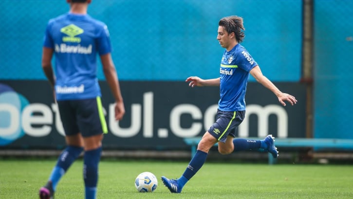 Geromel faz trabalho no campo e se aproxima de recuperação no Grêmio