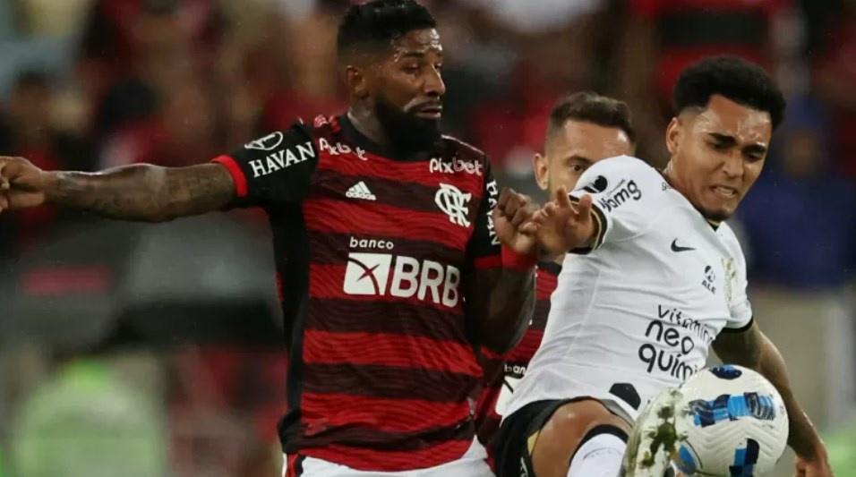 Vai sair? Atlético-MG negocia com Rodinei, que tem contrato com Flamengo até dezembro