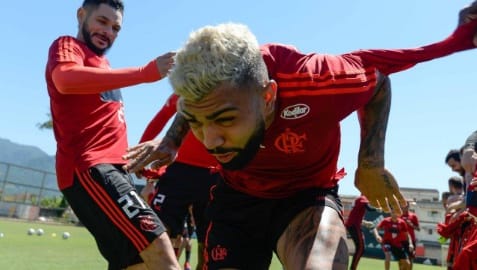 Gabigol e Arrascaeta treinam com o elenco do Flamengo pela primeira vez