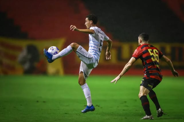 Torcida cobra uso de jovens no Grêmio e Tiago Nunes defende mescla por experiência