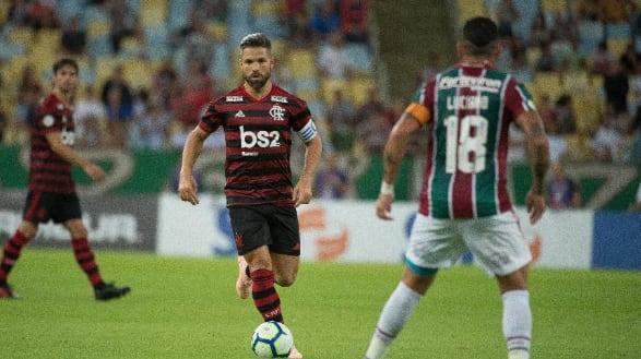 Com edema na panturrilha, Diego pode ser desfalque para duelo com o CSA