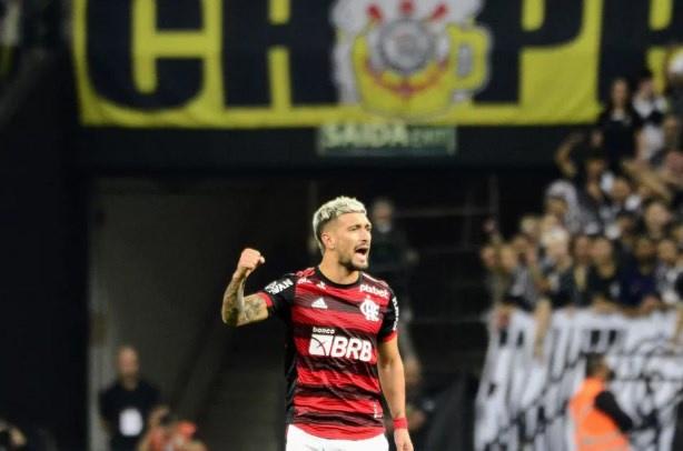 Arrascaeta chega a 50 gols pelo Flamengo ao marcar contra o Corinthians