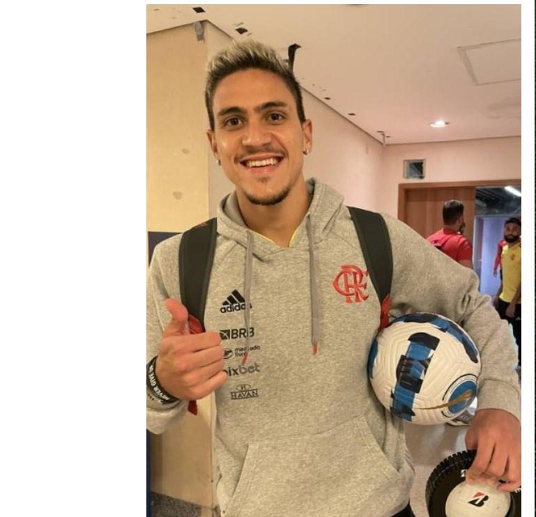 Mereceu o prêmio? Pedro leva bola para casa após noite de gala pelo Flamengo na Libertadores