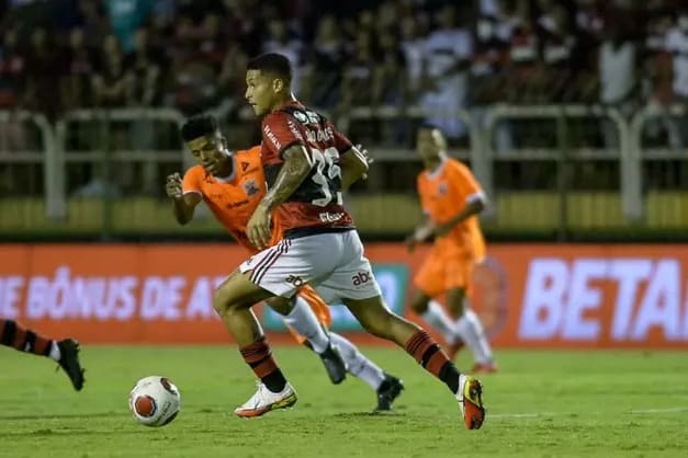 Líder do Flamengo em desarmes, João Gomes vê responsabilidade aumentar a poucos dias da Supercopa do Brasil