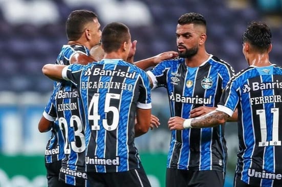Após quebra por surto de covid-19 no elenco, Grêmio vê time em reconstrução