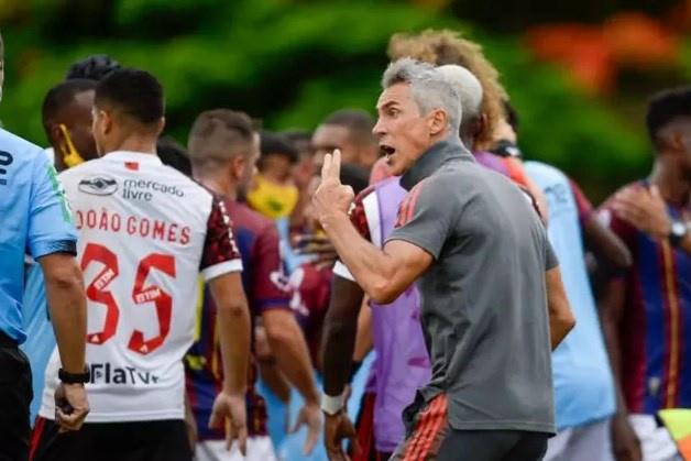 Paulo Sousa ainda tem duvidas para a Supercopa