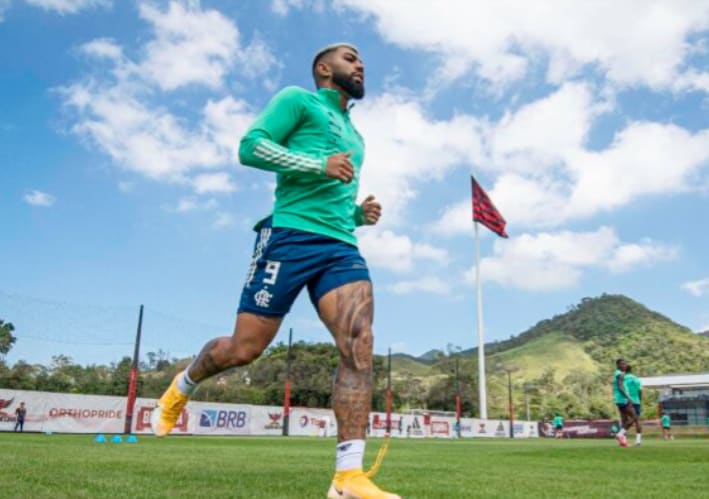 Gabigol e Rodrigo participam de treino com restrições