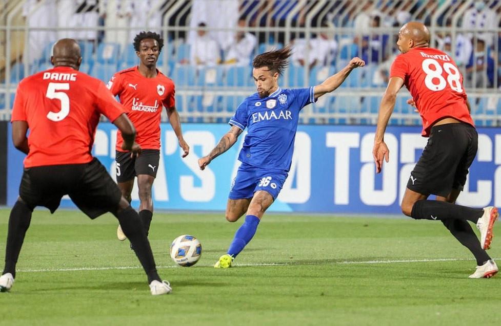 Veja o vídeo: Alvo do Grêmio, Michael deixa jogo do Al Hilal com dores e chorando