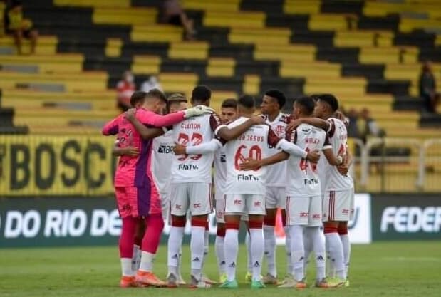 Além de Rodrigo Caio, Flamengo negocia renovação com mais um zagueiro do elenco