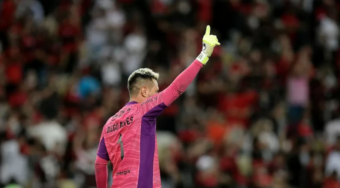 Diego Alves comemora classificação do Fla, e Marcos brinca: meliantes