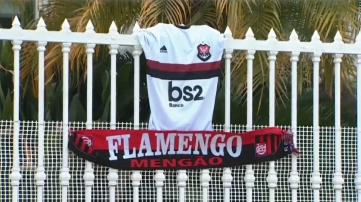 Incentivo: Torcedor pendura camisa do Flamengo na casa de Jorge Jesus