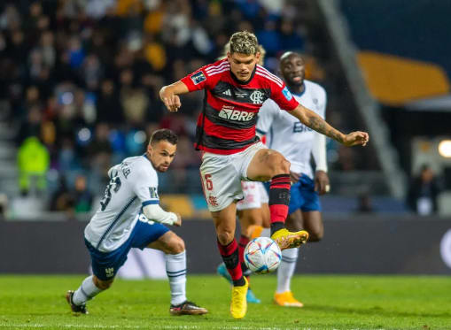 Ayrton Lucas ganha pontos no Flamengo após Mundial; lateral direita segue indefinida