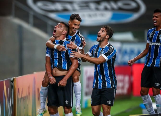 Grêmio suporta pressão, bate o São Paulo e sai na frente na semifinal