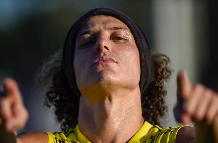 Capitão sem faixa, David Luiz assume papel de protagonismo nos bastidores do Flamengo