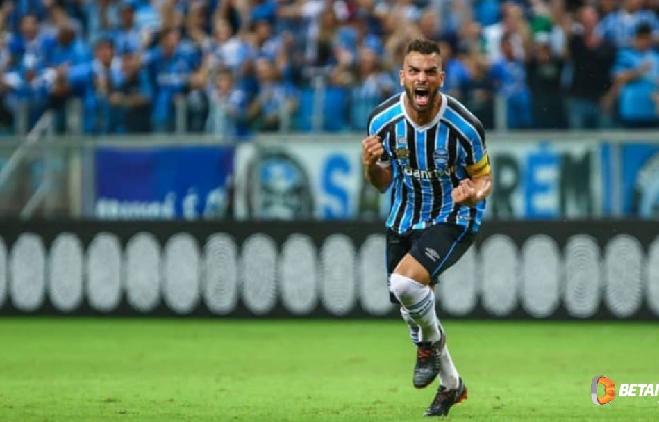 Em rede social, Maicon publica mensagem de despedida ao Grêmio