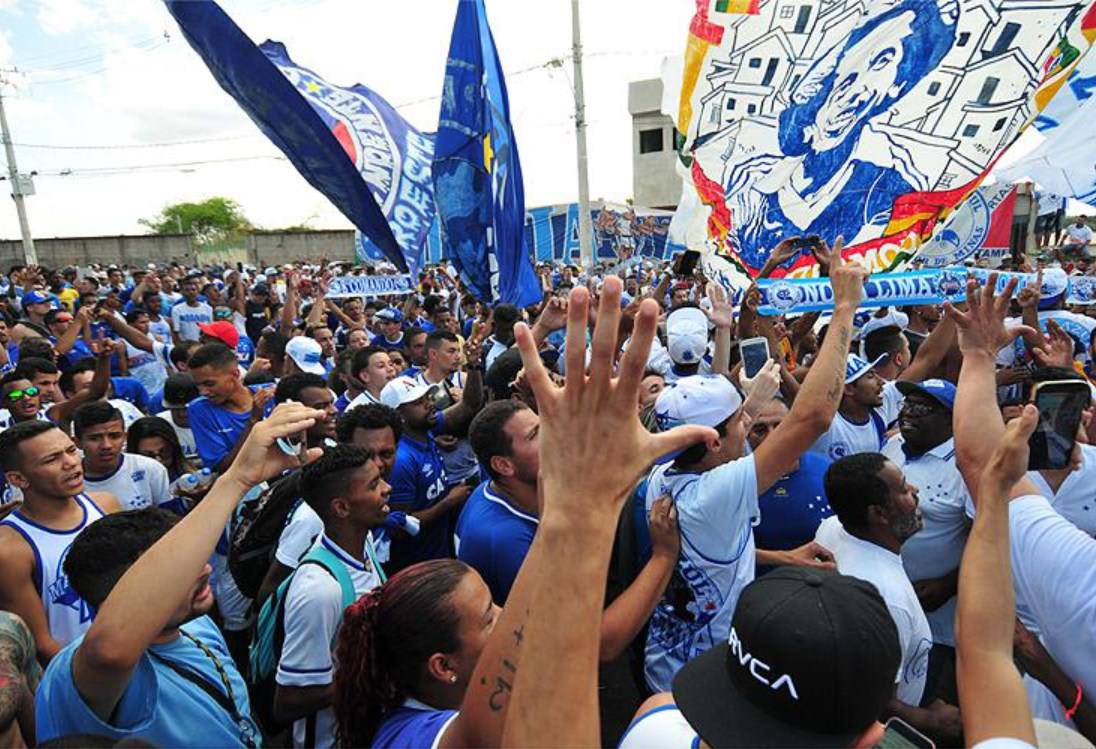 Organizadas do Cruzeiro se mobilizam para lotar porta da Toca II antes de decisão com Flamengo