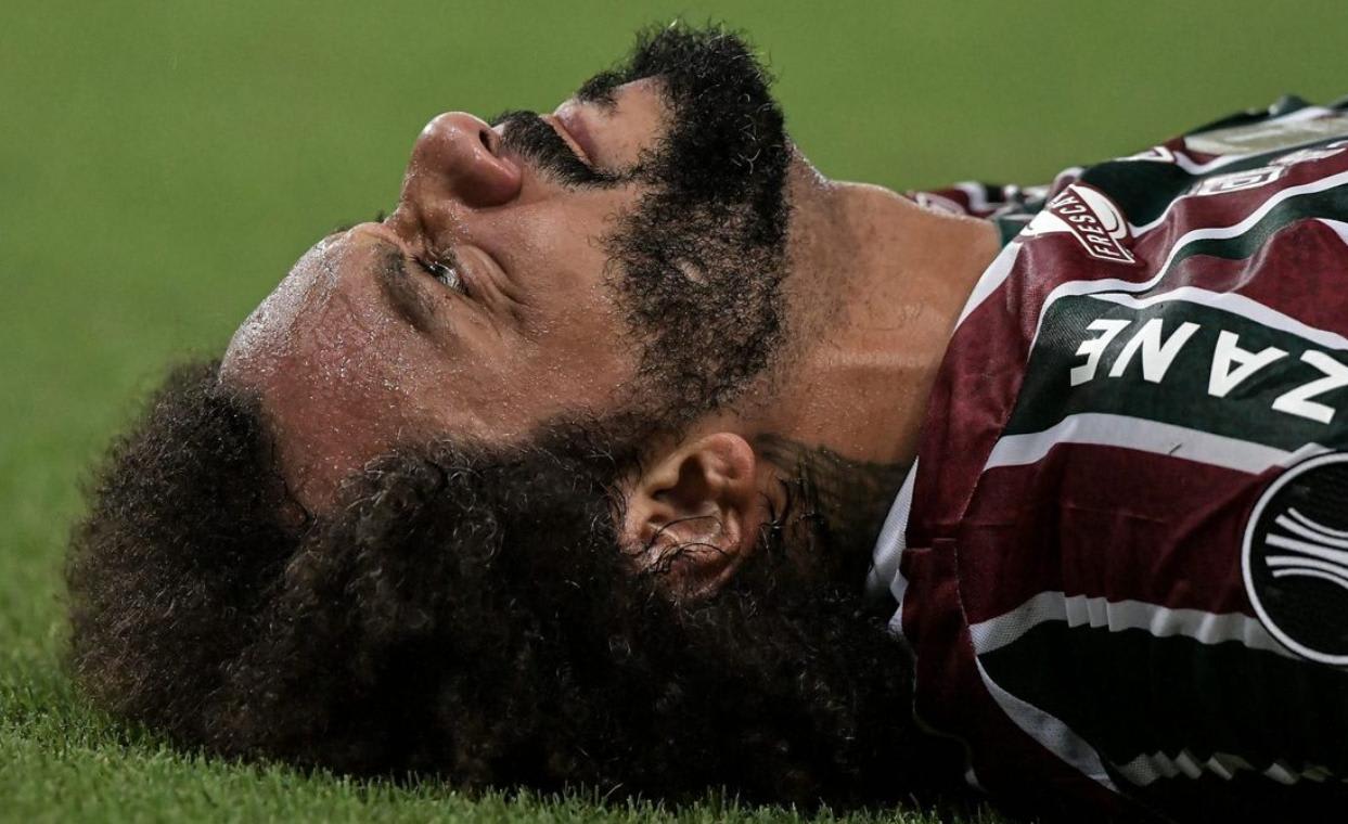 Marcelo desfalca Fluminense em clássico e torcida do Flamengo provoca rival.