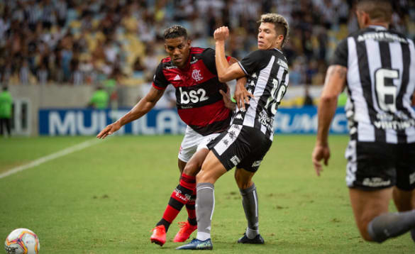 Filipe Luís brinca com Berrío após atuação na lateral direita: “Novo Cafu”