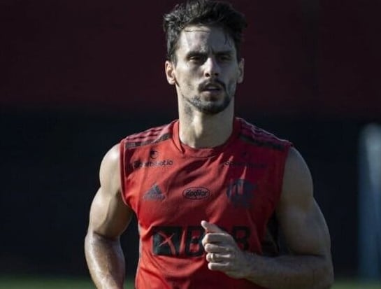 Torcedores do Flamengo criticam Rodrigo Caio por aparecer pulando em festa: Volta a jogar quando?