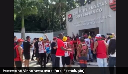 Protestos de torcedores do Flamengo em frente ao Ninho geram tensão na chegada de jogadores