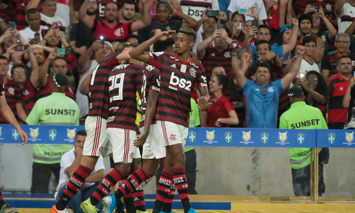 Bruno Henrique faz hat-trick, e Flamengo goleia o Ceará antes de festa do título brasileiro