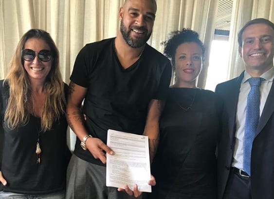 Adriano assina contrato e terá dois filmes sobre a sua vida: “Tudo o que sempre quiseram saber”