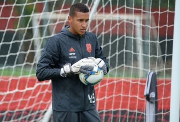 Provável titular no gol do Flamengo contra o Corinthians, Gabriel Batista tem apenas dois jogos no ano