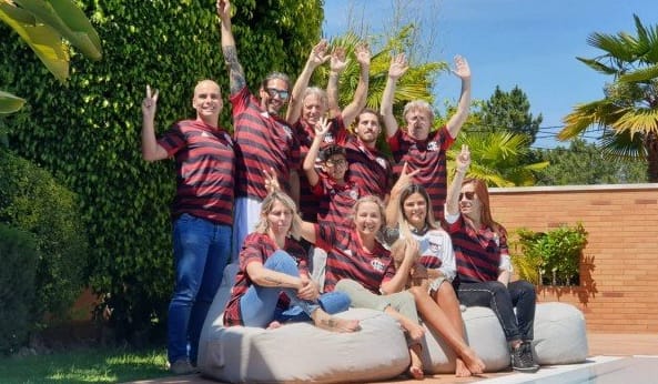 Jorge Jesus veste família com camisa do Flamengo antes de despedida em Portugal