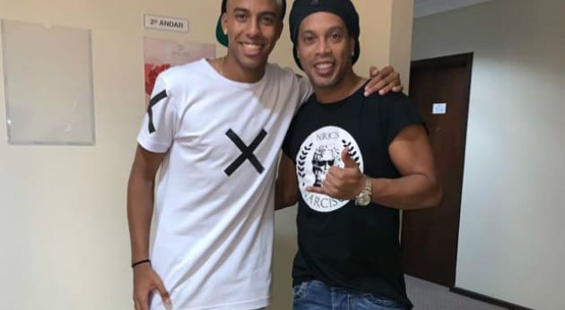 Ronaldinho rasga elogios a joia do Grêmio: “Joga muito”