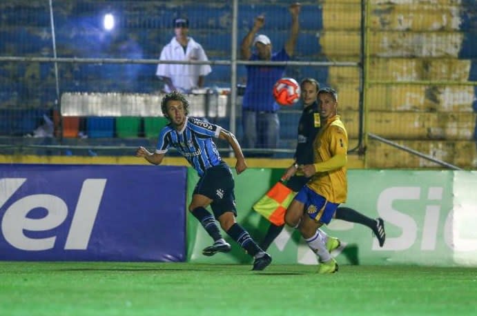 Jogo acima da expectativa após cinco meses sem atuar: a reestreia de Galhardo no Grêmio