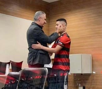 Sobrevivente de incêndio no Flamengo posta foto com Tite: Espero poder te reencontrar