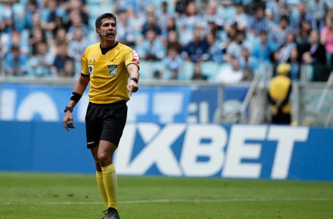 VAR confirma acerto incrível de bandeira e arbitragem tem boa atuação em derrota do Grêmio
