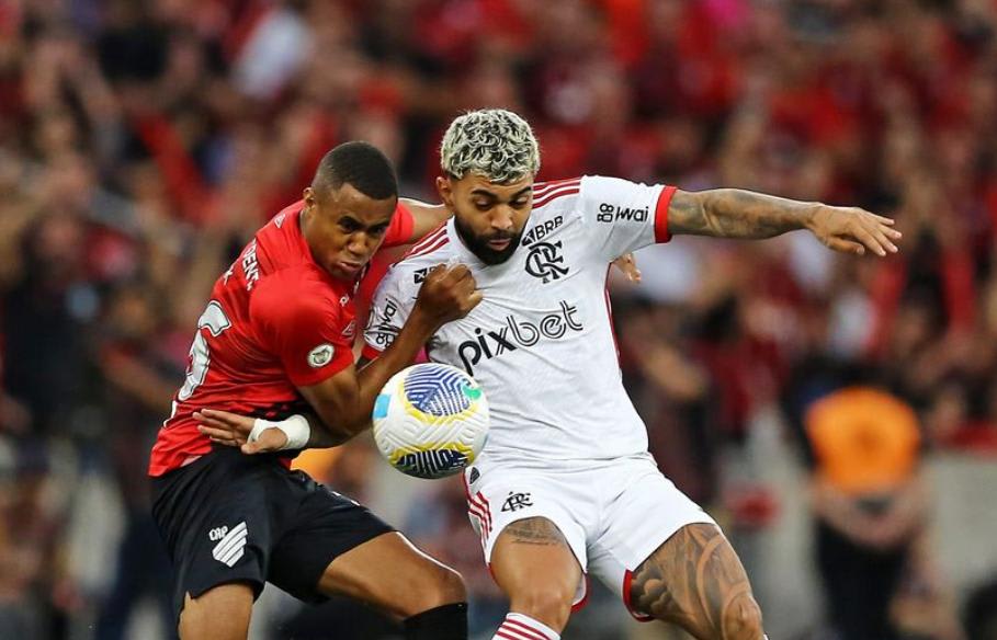 Análise do VAR revolta torcida do Flamengo com gol anulado de Gabigol.