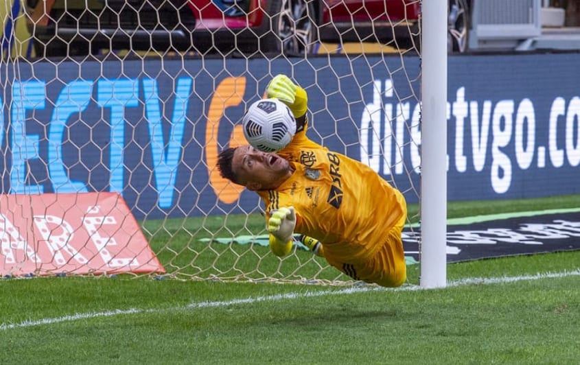 Herói do Flamengo, Diego Alves já defendeu 40 pênaltis na carreira