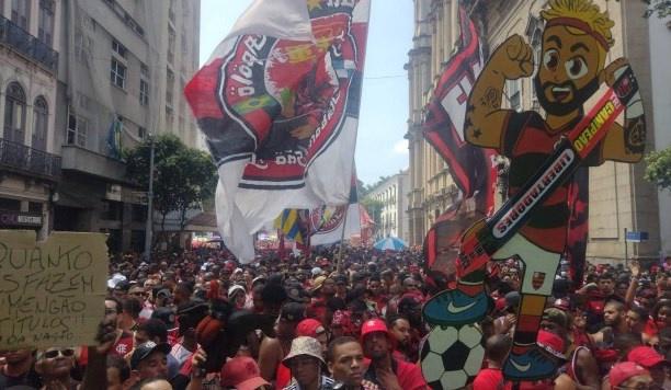 Com ruas cheias e trio elétrico, torcida do Flamengo transforma Rio em carnaval em festa do título da Libertadores