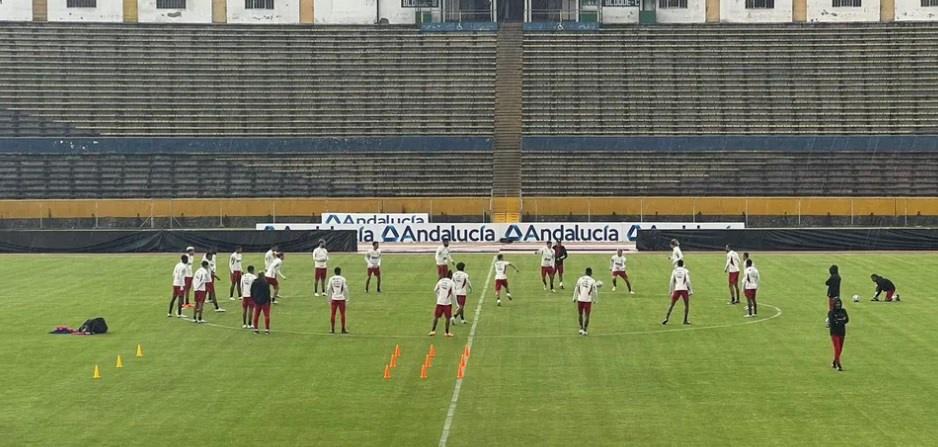 Sem pista de escalação, Flamengo treina em clima leve para estreia na Libertadores