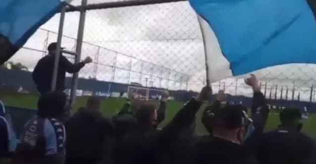 Com a presença de torcedores, Grêmio faz treino de olho no duelo contra o Juventude