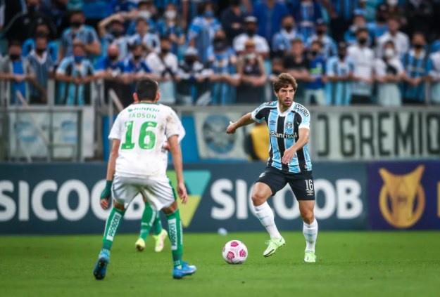 Lucas Silva recebe terceiro amarelo pelo Grêmio e não enfrenta Atlético-GO; Ruan volta