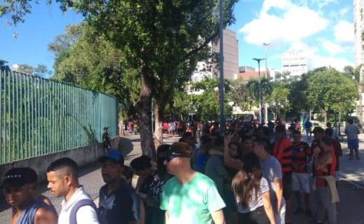 Torcedores do Flamengo formam fila imensa em bilheteria do Maracanã por ingressos para final do Carioca